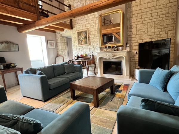 Typique Mas en pierre avec piscine et dépendances