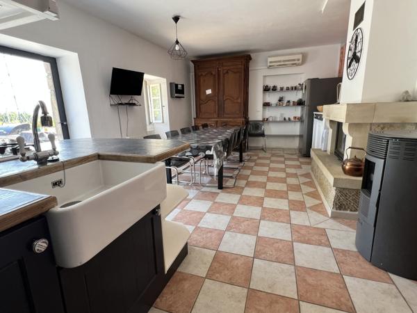 Typique Mas en pierre avec piscine et dépendances