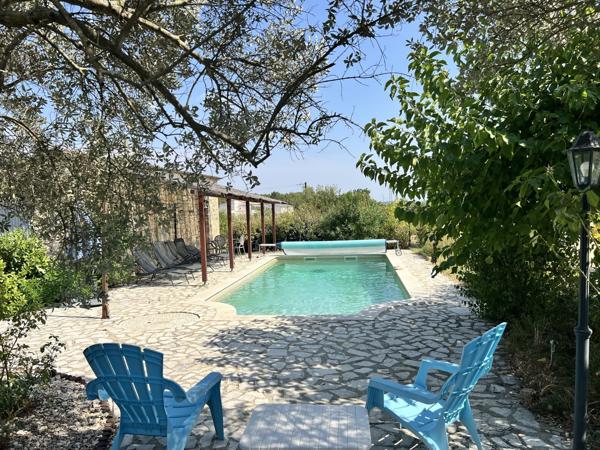 Typique Mas en pierre avec piscine et dépendances