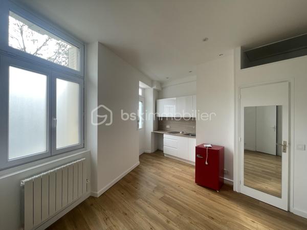 Franck Rosemain, BSK Immobilier, vous propose ce studio d’environ 21 m², entièrement refait à neuf en janvier 2026.

UN INTÉRIEUR RÉNOVÉ ET FONCTIONNEL

La pièce de vie, avec parquet, accueille une cuisine ouverte aménagée et équipée, comprenant des rangements, un évier et une plaque de cuisson.

La salle d’eau dispose d’une cabine de douche, d’un meuble vasque, d’un WC et d’un sèche-serviettes.

Le chauffage et la production d’eau chaude sont individuels électriques.

UN EMPLACEMENT PRATIQUE AU QUOTIDIEN

Situé face à la gare d’Épernon, le studio offre un emplacement appréciable pour les déplacements réguliers en train. En rez-de-chaussée, il bénéficie d’un accès direct depuis l’extérieur, sans emprunter de cage d’escalier commune.

Libre de toute occupation, ce bien peut convenir à un premier achat, à un pied-à-terre ou à un projet d’investissement locatif.

Pour plus d’informations ou organiser une visite, contactez Franck Rosemain, mandataire immobilier indépendant BSK Immobilier, au 06 63 90 12 29.