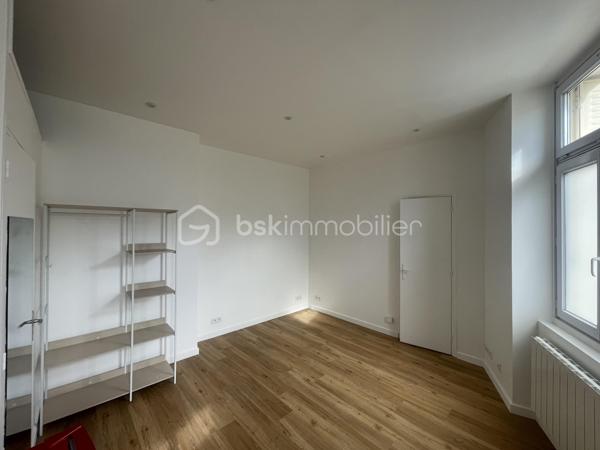 Franck Rosemain, BSK Immobilier, vous propose ce studio d’environ 21 m², entièrement refait à neuf en janvier 2026.

UN INTÉRIEUR RÉNOVÉ ET FONCTIONNEL

La pièce de vie, avec parquet, accueille une cuisine ouverte aménagée et équipée, comprenant des rangements, un évier et une plaque de cuisson.

La salle d’eau dispose d’une cabine de douche, d’un meuble vasque, d’un WC et d’un sèche-serviettes.

Le chauffage et la production d’eau chaude sont individuels électriques.

UN EMPLACEMENT PRATIQUE AU QUOTIDIEN

Situé face à la gare d’Épernon, le studio offre un emplacement appréciable pour les déplacements réguliers en train. En rez-de-chaussée, il bénéficie d’un accès direct depuis l’extérieur, sans emprunter de cage d’escalier commune.

Libre de toute occupation, ce bien peut convenir à un premier achat, à un pied-à-terre ou à un projet d’investissement locatif.

Pour plus d’informations ou organiser une visite, contactez Franck Rosemain, mandataire immobilier indépendant BSK Immobilier, au 06 63 90 12 29.