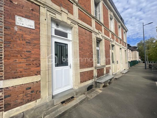 Franck Rosemain, BSK Immobilier, vous propose ce studio d’environ 21 m², entièrement refait à neuf en janvier 2026.

UN INTÉRIEUR RÉNOVÉ ET FONCTIONNEL

La pièce de vie, avec parquet, accueille une cuisine ouverte aménagée et équipée, comprenant des rangements, un évier et une plaque de cuisson.

La salle d’eau dispose d’une cabine de douche, d’un meuble vasque, d’un WC et d’un sèche-serviettes.

Le chauffage et la production d’eau chaude sont individuels électriques.

UN EMPLACEMENT PRATIQUE AU QUOTIDIEN

Situé face à la gare d’Épernon, le studio offre un emplacement appréciable pour les déplacements réguliers en train. En rez-de-chaussée, il bénéficie d’un accès direct depuis l’extérieur, sans emprunter de cage d’escalier commune.

Libre de toute occupation, ce bien peut convenir à un premier achat, à un pied-à-terre ou à un projet d’investissement locatif.

Pour plus d’informations ou organiser une visite, contactez Franck Rosemain, mandataire immobilier indépendant BSK Immobilier, au 06 63 90 12 29.