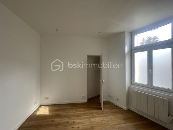 Franck Rosemain, BSK Immobilier, vous propose ce studio d’environ 21 m², entièrement refait à neuf en janvier 2026.

UN INTÉRIEUR RÉNOVÉ ET FONCTIONNEL

La pièce de vie, avec parquet, accueille une cuisine ouverte aménagée et équipée, comprenant des rangements, un évier et une plaque de cuisson.

La salle d’eau dispose d’une cabine de douche, d’un meuble vasque, d’un WC et d’un sèche-serviettes.

Le chauffage et la production d’eau chaude sont individuels électriques.

UN EMPLACEMENT PRATIQUE AU QUOTIDIEN

Situé face à la gare d’Épernon, le studio offre un emplacement appréciable pour les déplacements réguliers en train. En rez-de-chaussée, il bénéficie d’un accès direct depuis l’extérieur, sans emprunter de cage d’escalier commune.

Libre de toute occupation, ce bien peut convenir à un premier achat, à un pied-à-terre ou à un projet d’investissement locatif.

Pour plus d’informations ou organiser une visite, contactez Franck Rosemain, mandataire immobilier indépendant BSK Immobilier, au 06 63 90 12 29.
