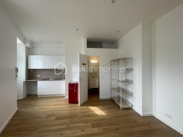Franck Rosemain, BSK Immobilier, vous propose ce studio d’environ 21 m², entièrement refait à neuf en janvier 2026.

UN INTÉRIEUR RÉNOVÉ ET FONCTIONNEL

La pièce de vie, avec parquet, accueille une cuisine ouverte aménagée et équipée, comprenant des rangements, un évier et une plaque de cuisson.

La salle d’eau dispose d’une cabine de douche, d’un meuble vasque, d’un WC et d’un sèche-serviettes.

Le chauffage et la production d’eau chaude sont individuels électriques.

UN EMPLACEMENT PRATIQUE AU QUOTIDIEN

Situé face à la gare d’Épernon, le studio offre un emplacement appréciable pour les déplacements réguliers en train. En rez-de-chaussée, il bénéficie d’un accès direct depuis l’extérieur, sans emprunter de cage d’escalier commune.

Libre de toute occupation, ce bien peut convenir à un premier achat, à un pied-à-terre ou à un projet d’investissement locatif.

Pour plus d’informations ou organiser une visite, contactez Franck Rosemain, mandataire immobilier indépendant BSK Immobilier, au 06 63 90 12 29.