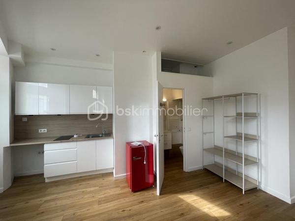 Franck Rosemain, BSK Immobilier, vous propose ce studio d’environ 21 m², entièrement refait à neuf en janvier 2026.

UN INTÉRIEUR RÉNOVÉ ET FONCTIONNEL

La pièce de vie, avec parquet, accueille une cuisine ouverte aménagée et équipée, comprenant des rangements, un évier et une plaque de cuisson.

La salle d’eau dispose d’une cabine de douche, d’un meuble vasque, d’un WC et d’un sèche-serviettes.

Le chauffage et la production d’eau chaude sont individuels électriques.

UN EMPLACEMENT PRATIQUE AU QUOTIDIEN

Situé face à la gare d’Épernon, le studio offre un emplacement appréciable pour les déplacements réguliers en train. En rez-de-chaussée, il bénéficie d’un accès direct depuis l’extérieur, sans emprunter de cage d’escalier commune.

Libre de toute occupation, ce bien peut convenir à un premier achat, à un pied-à-terre ou à un projet d’investissement locatif.

Pour plus d’informations ou organiser une visite, contactez Franck Rosemain, mandataire immobilier indépendant BSK Immobilier, au 06 63 90 12 29.