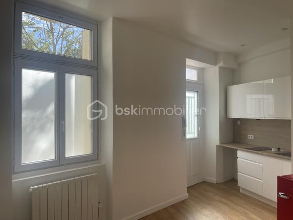 Franck Rosemain, BSK Immobilier, vous propose ce studio d’environ 21 m², entièrement refait à neuf en janvier 2026.

UN INTÉRIEUR RÉNOVÉ ET FONCTIONNEL

La pièce de vie, avec parquet, accueille une cuisine ouverte aménagée et équipée, comprenant des rangements, un évier et une plaque de cuisson.

La salle d’eau dispose d’une cabine de douche, d’un meuble vasque, d’un WC et d’un sèche-serviettes.

Le chauffage et la production d’eau chaude sont individuels électriques.

UN EMPLACEMENT PRATIQUE AU QUOTIDIEN

Situé face à la gare d’Épernon, le studio offre un emplacement appréciable pour les déplacements réguliers en train. En rez-de-chaussée, il bénéficie d’un accès direct depuis l’extérieur, sans emprunter de cage d’escalier commune.

Libre de toute occupation, ce bien peut convenir à un premier achat, à un pied-à-terre ou à un projet d’investissement locatif.

Pour plus d’informations ou organiser une visite, contactez Franck Rosemain, mandataire immobilier indépendant BSK Immobilier, au 06 63 90 12 29.