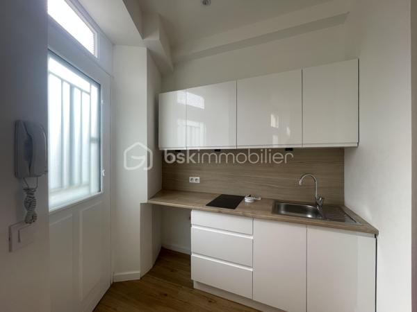 Franck Rosemain, BSK Immobilier, vous propose ce studio d’environ 21 m², entièrement refait à neuf en janvier 2026.

UN INTÉRIEUR RÉNOVÉ ET FONCTIONNEL

La pièce de vie, avec parquet, accueille une cuisine ouverte aménagée et équipée, comprenant des rangements, un évier et une plaque de cuisson.

La salle d’eau dispose d’une cabine de douche, d’un meuble vasque, d’un WC et d’un sèche-serviettes.

Le chauffage et la production d’eau chaude sont individuels électriques.

UN EMPLACEMENT PRATIQUE AU QUOTIDIEN

Situé face à la gare d’Épernon, le studio offre un emplacement appréciable pour les déplacements réguliers en train. En rez-de-chaussée, il bénéficie d’un accès direct depuis l’extérieur, sans emprunter de cage d’escalier commune.

Libre de toute occupation, ce bien peut convenir à un premier achat, à un pied-à-terre ou à un projet d’investissement locatif.

Pour plus d’informations ou organiser une visite, contactez Franck Rosemain, mandataire immobilier indépendant BSK Immobilier, au 06 63 90 12 29.