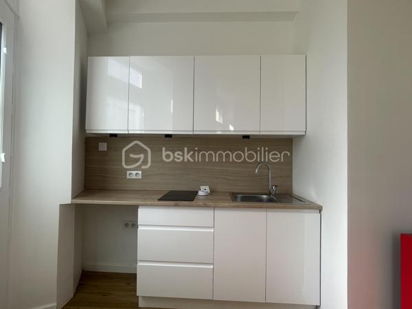 Franck Rosemain, BSK Immobilier, vous propose ce studio d’environ 21 m², entièrement refait à neuf en janvier 2026.

UN INTÉRIEUR RÉNOVÉ ET FONCTIONNEL

La pièce de vie, avec parquet, accueille une cuisine ouverte aménagée et équipée, comprenant des rangements, un évier et une plaque de cuisson.

La salle d’eau dispose d’une cabine de douche, d’un meuble vasque, d’un WC et d’un sèche-serviettes.

Le chauffage et la production d’eau chaude sont individuels électriques.

UN EMPLACEMENT PRATIQUE AU QUOTIDIEN

Situé face à la gare d’Épernon, le studio offre un emplacement appréciable pour les déplacements réguliers en train. En rez-de-chaussée, il bénéficie d’un accès direct depuis l’extérieur, sans emprunter de cage d’escalier commune.

Libre de toute occupation, ce bien peut convenir à un premier achat, à un pied-à-terre ou à un projet d’investissement locatif.

Pour plus d’informations ou organiser une visite, contactez Franck Rosemain, mandataire immobilier indépendant BSK Immobilier, au 06 63 90 12 29.
