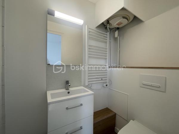 Franck Rosemain, BSK Immobilier, vous propose ce studio d’environ 21 m², entièrement refait à neuf en janvier 2026.

UN INTÉRIEUR RÉNOVÉ ET FONCTIONNEL

La pièce de vie, avec parquet, accueille une cuisine ouverte aménagée et équipée, comprenant des rangements, un évier et une plaque de cuisson.

La salle d’eau dispose d’une cabine de douche, d’un meuble vasque, d’un WC et d’un sèche-serviettes.

Le chauffage et la production d’eau chaude sont individuels électriques.

UN EMPLACEMENT PRATIQUE AU QUOTIDIEN

Situé face à la gare d’Épernon, le studio offre un emplacement appréciable pour les déplacements réguliers en train. En rez-de-chaussée, il bénéficie d’un accès direct depuis l’extérieur, sans emprunter de cage d’escalier commune.

Libre de toute occupation, ce bien peut convenir à un premier achat, à un pied-à-terre ou à un projet d’investissement locatif.

Pour plus d’informations ou organiser une visite, contactez Franck Rosemain, mandataire immobilier indépendant BSK Immobilier, au 06 63 90 12 29.