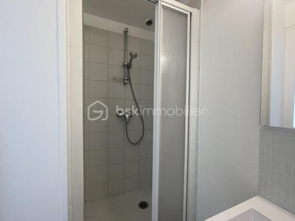 Franck Rosemain, BSK Immobilier, vous propose ce studio d’environ 21 m², entièrement refait à neuf en janvier 2026.

UN INTÉRIEUR RÉNOVÉ ET FONCTIONNEL

La pièce de vie, avec parquet, accueille une cuisine ouverte aménagée et équipée, comprenant des rangements, un évier et une plaque de cuisson.

La salle d’eau dispose d’une cabine de douche, d’un meuble vasque, d’un WC et d’un sèche-serviettes.

Le chauffage et la production d’eau chaude sont individuels électriques.

UN EMPLACEMENT PRATIQUE AU QUOTIDIEN

Situé face à la gare d’Épernon, le studio offre un emplacement appréciable pour les déplacements réguliers en train. En rez-de-chaussée, il bénéficie d’un accès direct depuis l’extérieur, sans emprunter de cage d’escalier commune.

Libre de toute occupation, ce bien peut convenir à un premier achat, à un pied-à-terre ou à un projet d’investissement locatif.

Pour plus d’informations ou organiser une visite, contactez Franck Rosemain, mandataire immobilier indépendant BSK Immobilier, au 06 63 90 12 29.