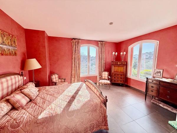 Villa d'architecte T6 de 180 m2 sur 1100 m² avec piscine et garage