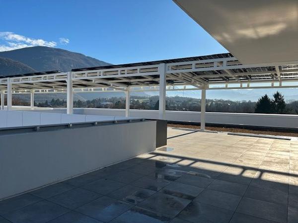 LOCAL COMMERCIAL DE 290 M² AVEC STATIONNEMENTS