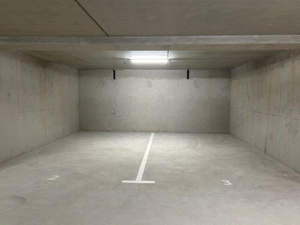 LOCAL COMMERCIAL DE 290 M² AVEC STATIONNEMENTS