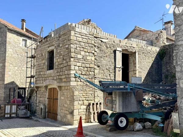 Maison en travaux avec mini grue - La Cavalerie