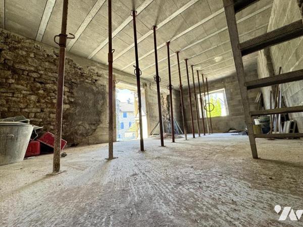 Maison en travaux avec mini grue - La Cavalerie