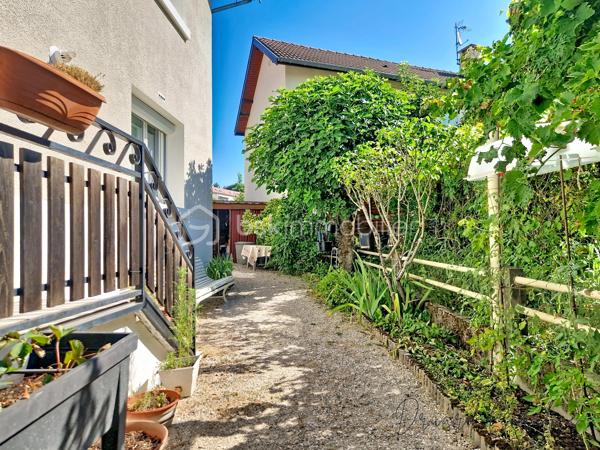 Maison de village de caractère – Plus de 140 m² – Claix (38640)

Située dans un secteur recherché de Claix, cette charmante maison de village de plus de 140 m² offre un cadre de vie idéal pour une famille à la recherche d'espace, de confort et de tranquillité.
Dès l'entrée, vous découvrirez au rez-de-chaussée une belle pièce de vie conviviale avec une cuisine distincte du du séjour et de la salle à manger, créant un espace chaleureux et lumineux, ainsi qu'un W.C.
L'étage, accessible par deux escaliers distincts, propose une distribution aussi pratique qu'originale. D'un côté, vous trouverez trois chambres ainsi qu'une salle de bain et W.C. De l'autre, une quatrième chambre avec une seconde salle d'eau qui offre un espace indépendant.
La maison bénéficie de prestations de qualité avec des menuiseries en double vitrage PVC en grande partie, une cheminée qui apporte charme et convivialité, ainsi qu'une pompe à chaleur air/air et une chaudière gaz à condensation garantissant un excellent confort thermique tout au long de l'année.
À l'extérieur, vous profiterez d'un espace agréable comprenant des solutions de stockage, un garage et un atelier, des atouts appréciables pour une maison de village.
Son emplacement privilégié, à proximité des écoles, des commerces, des transports et des principaux axes, en fait une opportunité rare sur le secteur.
Une maison pleine de charme, aux beaux volumes et aux prestations soignées, à découvrir sans attendre.