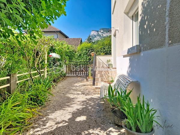 Maison de village de caractère – Plus de 140 m² – Claix (38640)

Située dans un secteur recherché de Claix, cette charmante maison de village de plus de 140 m² offre un cadre de vie idéal pour une famille à la recherche d'espace, de confort et de tranquillité.
Dès l'entrée, vous découvrirez au rez-de-chaussée une belle pièce de vie conviviale avec une cuisine distincte du du séjour et de la salle à manger, créant un espace chaleureux et lumineux, ainsi qu'un W.C.
L'étage, accessible par deux escaliers distincts, propose une distribution aussi pratique qu'originale. D'un côté, vous trouverez trois chambres ainsi qu'une salle de bain et W.C. De l'autre, une quatrième chambre avec une seconde salle d'eau qui offre un espace indépendant.
La maison bénéficie de prestations de qualité avec des menuiseries en double vitrage PVC en grande partie, une cheminée qui apporte charme et convivialité, ainsi qu'une pompe à chaleur air/air et une chaudière gaz à condensation garantissant un excellent confort thermique tout au long de l'année.
À l'extérieur, vous profiterez d'un espace agréable comprenant des solutions de stockage, un garage et un atelier, des atouts appréciables pour une maison de village.
Son emplacement privilégié, à proximité des écoles, des commerces, des transports et des principaux axes, en fait une opportunité rare sur le secteur.
Une maison pleine de charme, aux beaux volumes et aux prestations soignées, à découvrir sans attendre.