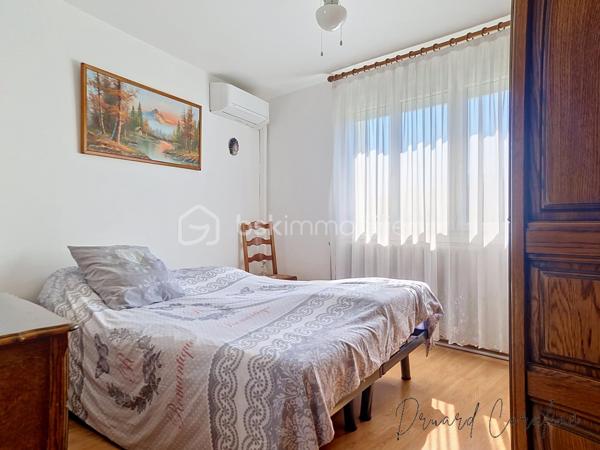 Maison de village de caractère – Plus de 140 m² – Claix (38640)

Située dans un secteur recherché de Claix, cette charmante maison de village de plus de 140 m² offre un cadre de vie idéal pour une famille à la recherche d'espace, de confort et de tranquillité.
Dès l'entrée, vous découvrirez au rez-de-chaussée une belle pièce de vie conviviale avec une cuisine distincte du du séjour et de la salle à manger, créant un espace chaleureux et lumineux, ainsi qu'un W.C.
L'étage, accessible par deux escaliers distincts, propose une distribution aussi pratique qu'originale. D'un côté, vous trouverez trois chambres ainsi qu'une salle de bain et W.C. De l'autre, une quatrième chambre avec une seconde salle d'eau qui offre un espace indépendant.
La maison bénéficie de prestations de qualité avec des menuiseries en double vitrage PVC en grande partie, une cheminée qui apporte charme et convivialité, ainsi qu'une pompe à chaleur air/air et une chaudière gaz à condensation garantissant un excellent confort thermique tout au long de l'année.
À l'extérieur, vous profiterez d'un espace agréable comprenant des solutions de stockage, un garage et un atelier, des atouts appréciables pour une maison de village.
Son emplacement privilégié, à proximité des écoles, des commerces, des transports et des principaux axes, en fait une opportunité rare sur le secteur.
Une maison pleine de charme, aux beaux volumes et aux prestations soignées, à découvrir sans attendre.
