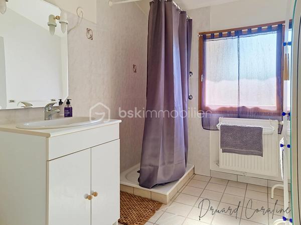 Maison de village de caractère – Plus de 140 m² – Claix (38640)

Située dans un secteur recherché de Claix, cette charmante maison de village de plus de 140 m² offre un cadre de vie idéal pour une famille à la recherche d'espace, de confort et de tranquillité.
Dès l'entrée, vous découvrirez au rez-de-chaussée une belle pièce de vie conviviale avec une cuisine distincte du du séjour et de la salle à manger, créant un espace chaleureux et lumineux, ainsi qu'un W.C.
L'étage, accessible par deux escaliers distincts, propose une distribution aussi pratique qu'originale. D'un côté, vous trouverez trois chambres ainsi qu'une salle de bain et W.C. De l'autre, une quatrième chambre avec une seconde salle d'eau qui offre un espace indépendant.
La maison bénéficie de prestations de qualité avec des menuiseries en double vitrage PVC en grande partie, une cheminée qui apporte charme et convivialité, ainsi qu'une pompe à chaleur air/air et une chaudière gaz à condensation garantissant un excellent confort thermique tout au long de l'année.
À l'extérieur, vous profiterez d'un espace agréable comprenant des solutions de stockage, un garage et un atelier, des atouts appréciables pour une maison de village.
Son emplacement privilégié, à proximité des écoles, des commerces, des transports et des principaux axes, en fait une opportunité rare sur le secteur.
Une maison pleine de charme, aux beaux volumes et aux prestations soignées, à découvrir sans attendre.