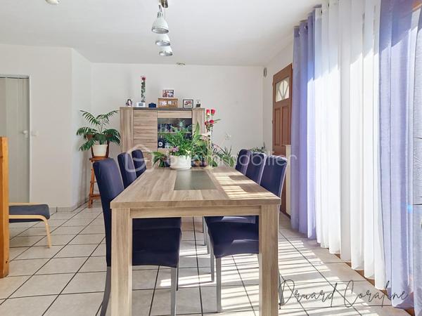 Maison de village de caractère – Plus de 140 m² – Claix (38640)

Située dans un secteur recherché de Claix, cette charmante maison de village de plus de 140 m² offre un cadre de vie idéal pour une famille à la recherche d'espace, de confort et de tranquillité.
Dès l'entrée, vous découvrirez au rez-de-chaussée une belle pièce de vie conviviale avec une cuisine distincte du du séjour et de la salle à manger, créant un espace chaleureux et lumineux, ainsi qu'un W.C.
L'étage, accessible par deux escaliers distincts, propose une distribution aussi pratique qu'originale. D'un côté, vous trouverez trois chambres ainsi qu'une salle de bain et W.C. De l'autre, une quatrième chambre avec une seconde salle d'eau qui offre un espace indépendant.
La maison bénéficie de prestations de qualité avec des menuiseries en double vitrage PVC en grande partie, une cheminée qui apporte charme et convivialité, ainsi qu'une pompe à chaleur air/air et une chaudière gaz à condensation garantissant un excellent confort thermique tout au long de l'année.
À l'extérieur, vous profiterez d'un espace agréable comprenant des solutions de stockage, un garage et un atelier, des atouts appréciables pour une maison de village.
Son emplacement privilégié, à proximité des écoles, des commerces, des transports et des principaux axes, en fait une opportunité rare sur le secteur.
Une maison pleine de charme, aux beaux volumes et aux prestations soignées, à découvrir sans attendre.