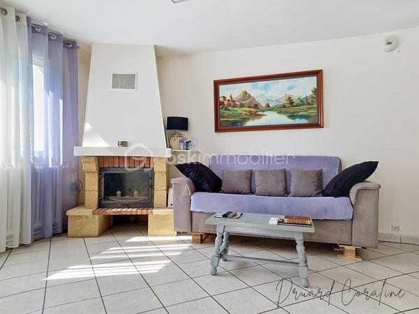 Maison de village de caractère – Plus de 140 m² – Claix (38640)

Située dans un secteur recherché de Claix, cette charmante maison de village de plus de 140 m² offre un cadre de vie idéal pour une famille à la recherche d'espace, de confort et de tranquillité.
Dès l'entrée, vous découvrirez au rez-de-chaussée une belle pièce de vie conviviale avec une cuisine distincte du du séjour et de la salle à manger, créant un espace chaleureux et lumineux, ainsi qu'un W.C.
L'étage, accessible par deux escaliers distincts, propose une distribution aussi pratique qu'originale. D'un côté, vous trouverez trois chambres ainsi qu'une salle de bain et W.C. De l'autre, une quatrième chambre avec une seconde salle d'eau qui offre un espace indépendant.
La maison bénéficie de prestations de qualité avec des menuiseries en double vitrage PVC en grande partie, une cheminée qui apporte charme et convivialité, ainsi qu'une pompe à chaleur air/air et une chaudière gaz à condensation garantissant un excellent confort thermique tout au long de l'année.
À l'extérieur, vous profiterez d'un espace agréable comprenant des solutions de stockage, un garage et un atelier, des atouts appréciables pour une maison de village.
Son emplacement privilégié, à proximité des écoles, des commerces, des transports et des principaux axes, en fait une opportunité rare sur le secteur.
Une maison pleine de charme, aux beaux volumes et aux prestations soignées, à découvrir sans attendre.