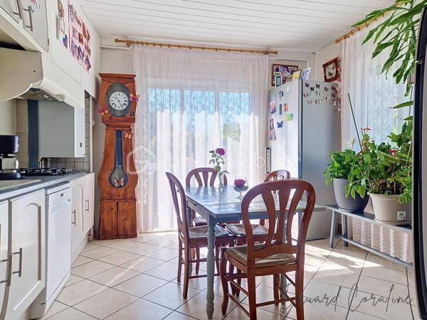 Maison de village de caractère – Plus de 140 m² – Claix (38640)

Située dans un secteur recherché de Claix, cette charmante maison de village de plus de 140 m² offre un cadre de vie idéal pour une famille à la recherche d'espace, de confort et de tranquillité.
Dès l'entrée, vous découvrirez au rez-de-chaussée une belle pièce de vie conviviale avec une cuisine distincte du du séjour et de la salle à manger, créant un espace chaleureux et lumineux, ainsi qu'un W.C.
L'étage, accessible par deux escaliers distincts, propose une distribution aussi pratique qu'originale. D'un côté, vous trouverez trois chambres ainsi qu'une salle de bain et W.C. De l'autre, une quatrième chambre avec une seconde salle d'eau qui offre un espace indépendant.
La maison bénéficie de prestations de qualité avec des menuiseries en double vitrage PVC en grande partie, une cheminée qui apporte charme et convivialité, ainsi qu'une pompe à chaleur air/air et une chaudière gaz à condensation garantissant un excellent confort thermique tout au long de l'année.
À l'extérieur, vous profiterez d'un espace agréable comprenant des solutions de stockage, un garage et un atelier, des atouts appréciables pour une maison de village.
Son emplacement privilégié, à proximité des écoles, des commerces, des transports et des principaux axes, en fait une opportunité rare sur le secteur.
Une maison pleine de charme, aux beaux volumes et aux prestations soignées, à découvrir sans attendre.