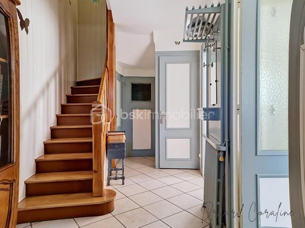 Maison de village de caractère – Plus de 140 m² – Claix (38640)

Située dans un secteur recherché de Claix, cette charmante maison de village de plus de 140 m² offre un cadre de vie idéal pour une famille à la recherche d'espace, de confort et de tranquillité.
Dès l'entrée, vous découvrirez au rez-de-chaussée une belle pièce de vie conviviale avec une cuisine distincte du du séjour et de la salle à manger, créant un espace chaleureux et lumineux, ainsi qu'un W.C.
L'étage, accessible par deux escaliers distincts, propose une distribution aussi pratique qu'originale. D'un côté, vous trouverez trois chambres ainsi qu'une salle de bain et W.C. De l'autre, une quatrième chambre avec une seconde salle d'eau qui offre un espace indépendant.
La maison bénéficie de prestations de qualité avec des menuiseries en double vitrage PVC en grande partie, une cheminée qui apporte charme et convivialité, ainsi qu'une pompe à chaleur air/air et une chaudière gaz à condensation garantissant un excellent confort thermique tout au long de l'année.
À l'extérieur, vous profiterez d'un espace agréable comprenant des solutions de stockage, un garage et un atelier, des atouts appréciables pour une maison de village.
Son emplacement privilégié, à proximité des écoles, des commerces, des transports et des principaux axes, en fait une opportunité rare sur le secteur.
Une maison pleine de charme, aux beaux volumes et aux prestations soignées, à découvrir sans attendre.