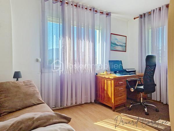 Maison de village de caractère – Plus de 140 m² – Claix (38640)

Située dans un secteur recherché de Claix, cette charmante maison de village de plus de 140 m² offre un cadre de vie idéal pour une famille à la recherche d'espace, de confort et de tranquillité.
Dès l'entrée, vous découvrirez au rez-de-chaussée une belle pièce de vie conviviale avec une cuisine distincte du du séjour et de la salle à manger, créant un espace chaleureux et lumineux, ainsi qu'un W.C.
L'étage, accessible par deux escaliers distincts, propose une distribution aussi pratique qu'originale. D'un côté, vous trouverez trois chambres ainsi qu'une salle de bain et W.C. De l'autre, une quatrième chambre avec une seconde salle d'eau qui offre un espace indépendant.
La maison bénéficie de prestations de qualité avec des menuiseries en double vitrage PVC en grande partie, une cheminée qui apporte charme et convivialité, ainsi qu'une pompe à chaleur air/air et une chaudière gaz à condensation garantissant un excellent confort thermique tout au long de l'année.
À l'extérieur, vous profiterez d'un espace agréable comprenant des solutions de stockage, un garage et un atelier, des atouts appréciables pour une maison de village.
Son emplacement privilégié, à proximité des écoles, des commerces, des transports et des principaux axes, en fait une opportunité rare sur le secteur.
Une maison pleine de charme, aux beaux volumes et aux prestations soignées, à découvrir sans attendre.