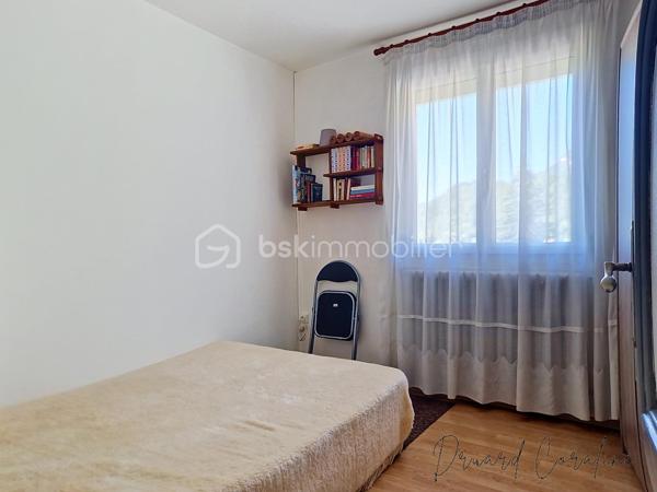 Maison de village de caractère – Plus de 140 m² – Claix (38640)

Située dans un secteur recherché de Claix, cette charmante maison de village de plus de 140 m² offre un cadre de vie idéal pour une famille à la recherche d'espace, de confort et de tranquillité.
Dès l'entrée, vous découvrirez au rez-de-chaussée une belle pièce de vie conviviale avec une cuisine distincte du du séjour et de la salle à manger, créant un espace chaleureux et lumineux, ainsi qu'un W.C.
L'étage, accessible par deux escaliers distincts, propose une distribution aussi pratique qu'originale. D'un côté, vous trouverez trois chambres ainsi qu'une salle de bain et W.C. De l'autre, une quatrième chambre avec une seconde salle d'eau qui offre un espace indépendant.
La maison bénéficie de prestations de qualité avec des menuiseries en double vitrage PVC en grande partie, une cheminée qui apporte charme et convivialité, ainsi qu'une pompe à chaleur air/air et une chaudière gaz à condensation garantissant un excellent confort thermique tout au long de l'année.
À l'extérieur, vous profiterez d'un espace agréable comprenant des solutions de stockage, un garage et un atelier, des atouts appréciables pour une maison de village.
Son emplacement privilégié, à proximité des écoles, des commerces, des transports et des principaux axes, en fait une opportunité rare sur le secteur.
Une maison pleine de charme, aux beaux volumes et aux prestations soignées, à découvrir sans attendre.