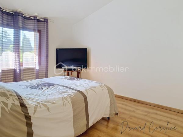 Maison de village de caractère – Plus de 140 m² – Claix (38640)

Située dans un secteur recherché de Claix, cette charmante maison de village de plus de 140 m² offre un cadre de vie idéal pour une famille à la recherche d'espace, de confort et de tranquillité.
Dès l'entrée, vous découvrirez au rez-de-chaussée une belle pièce de vie conviviale avec une cuisine distincte du du séjour et de la salle à manger, créant un espace chaleureux et lumineux, ainsi qu'un W.C.
L'étage, accessible par deux escaliers distincts, propose une distribution aussi pratique qu'originale. D'un côté, vous trouverez trois chambres ainsi qu'une salle de bain et W.C. De l'autre, une quatrième chambre avec une seconde salle d'eau qui offre un espace indépendant.
La maison bénéficie de prestations de qualité avec des menuiseries en double vitrage PVC en grande partie, une cheminée qui apporte charme et convivialité, ainsi qu'une pompe à chaleur air/air et une chaudière gaz à condensation garantissant un excellent confort thermique tout au long de l'année.
À l'extérieur, vous profiterez d'un espace agréable comprenant des solutions de stockage, un garage et un atelier, des atouts appréciables pour une maison de village.
Son emplacement privilégié, à proximité des écoles, des commerces, des transports et des principaux axes, en fait une opportunité rare sur le secteur.
Une maison pleine de charme, aux beaux volumes et aux prestations soignées, à découvrir sans attendre.