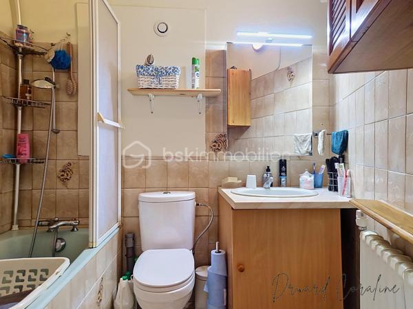 Maison de village de caractère – Plus de 140 m² – Claix (38640)

Située dans un secteur recherché de Claix, cette charmante maison de village de plus de 140 m² offre un cadre de vie idéal pour une famille à la recherche d'espace, de confort et de tranquillité.
Dès l'entrée, vous découvrirez au rez-de-chaussée une belle pièce de vie conviviale avec une cuisine distincte du du séjour et de la salle à manger, créant un espace chaleureux et lumineux, ainsi qu'un W.C.
L'étage, accessible par deux escaliers distincts, propose une distribution aussi pratique qu'originale. D'un côté, vous trouverez trois chambres ainsi qu'une salle de bain et W.C. De l'autre, une quatrième chambre avec une seconde salle d'eau qui offre un espace indépendant.
La maison bénéficie de prestations de qualité avec des menuiseries en double vitrage PVC en grande partie, une cheminée qui apporte charme et convivialité, ainsi qu'une pompe à chaleur air/air et une chaudière gaz à condensation garantissant un excellent confort thermique tout au long de l'année.
À l'extérieur, vous profiterez d'un espace agréable comprenant des solutions de stockage, un garage et un atelier, des atouts appréciables pour une maison de village.
Son emplacement privilégié, à proximité des écoles, des commerces, des transports et des principaux axes, en fait une opportunité rare sur le secteur.
Une maison pleine de charme, aux beaux volumes et aux prestations soignées, à découvrir sans attendre.