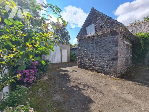 Maison à Vendre à Pléhédel (22290) en Côtes-d'Armor (22).

En plein centre ville, beaux volum...