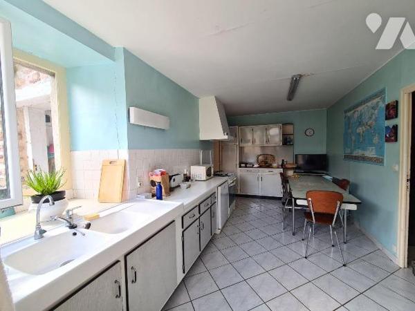 Maison à Vendre à Pléhédel (22290) en Côtes-d'Armor (22).

En plein centre ville, beaux volum...