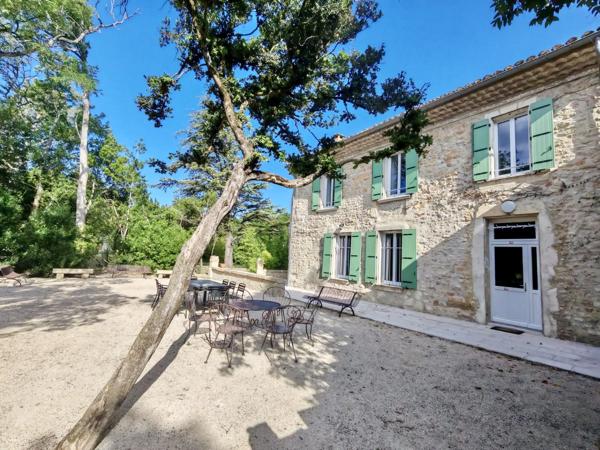 À quelques minutes seulement du centre historique d’Orange, découvrez ce magnifique mas provençal meublé , niché au cœur d’un parc arboré de 10 000 m² .