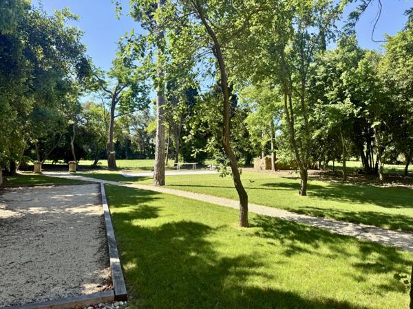 À quelques minutes seulement du centre historique d’Orange, découvrez ce magnifique mas provençal meublé , niché au cœur d’un parc arboré de 10 000 m² .