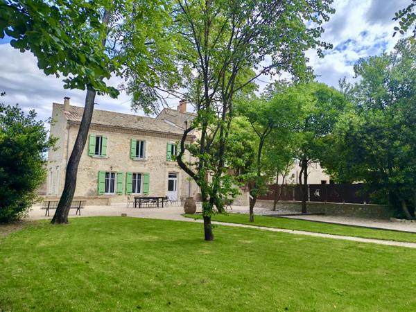 À quelques minutes seulement du centre historique d’Orange, découvrez ce magnifique mas provençal meublé , niché au cœur d’un parc arboré de 10 000 m² .