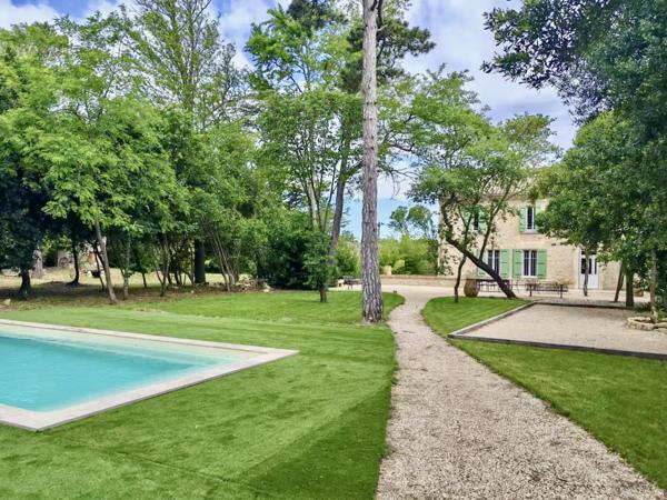 À quelques minutes seulement du centre historique d’Orange, découvrez ce magnifique mas provençal meublé , niché au cœur d’un parc arboré de 10 000 m² .