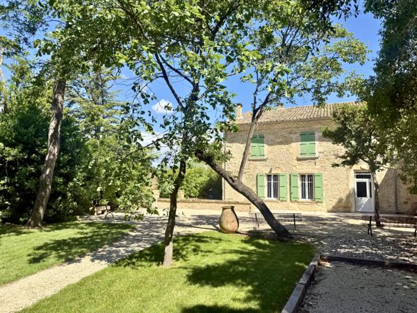 À quelques minutes seulement du centre historique d’Orange, découvrez ce magnifique mas provençal meublé , niché au cœur d’un parc arboré de 10 000 m² .