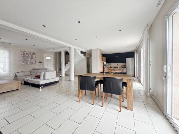 Parcieux (01600) Maison familiale avec piscine et grand garage – Parcieux