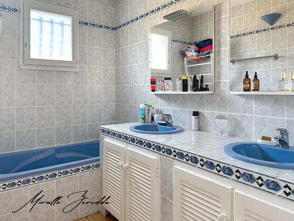JONQUIÈRES SAINT VINCENT  VILLA  5 CHAMBRES  de 169m² AVEC GARAGE ET PISCINE