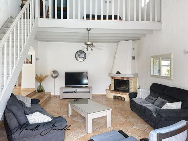 JONQUIÈRES SAINT VINCENT  VILLA  5 CHAMBRES  de 169m² AVEC GARAGE ET PISCINE