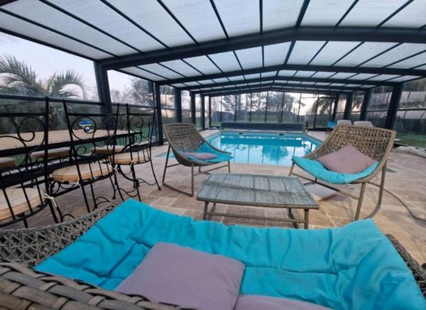 Propriété avec piscine couverte chauffée