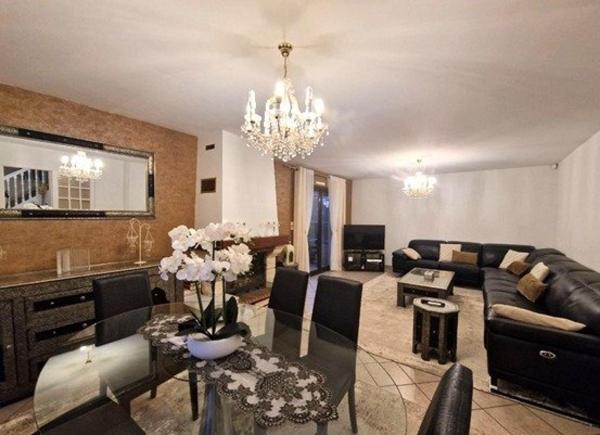 Propriété avec piscine couverte chauffée