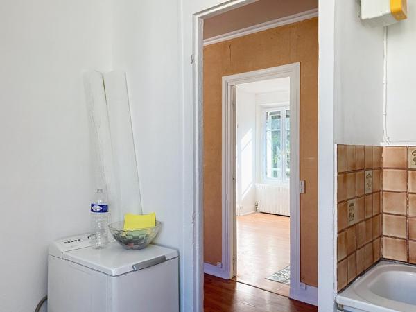 Métro Robespierre, traversant et ensoleillé