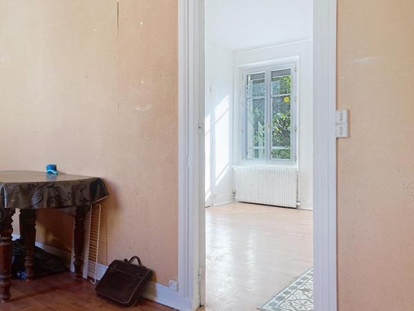 Métro Robespierre, traversant et ensoleillé