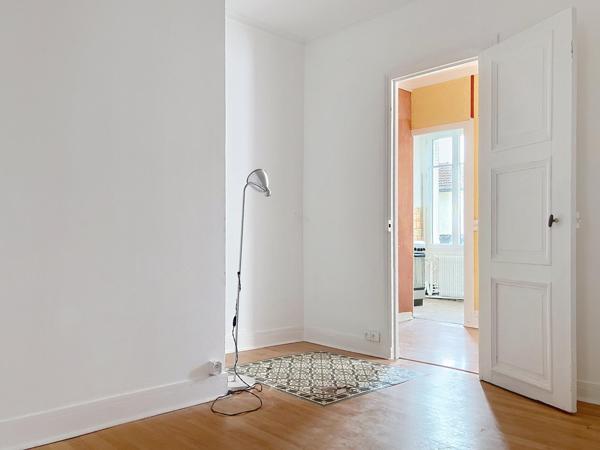 Métro Robespierre, traversant et ensoleillé