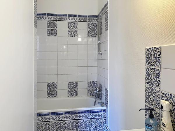 Métro Robespierre, traversant et ensoleillé