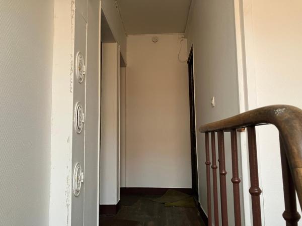 Métro Robespierre, traversant et ensoleillé