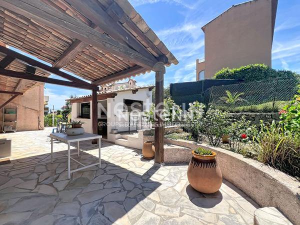 Golfe-Juan - Maison 5P 126 m² + Appartement indépendant 3P 98 m² - Terrain 1 480 m² - Sous-sol 70 m² - Parkings - Proche mer