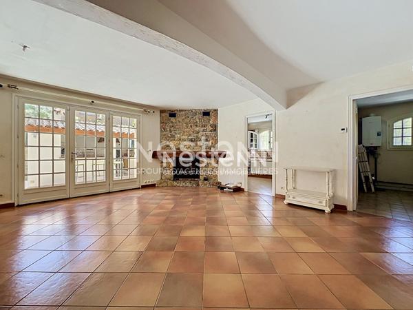 Golfe-Juan - Maison 5P 126 m² + Appartement indépendant 3P 98 m² - Terrain 1 480 m² - Sous-sol 70 m² - Parkings - Proche mer
